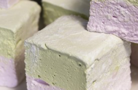Marshmallow framboos en matcha close up